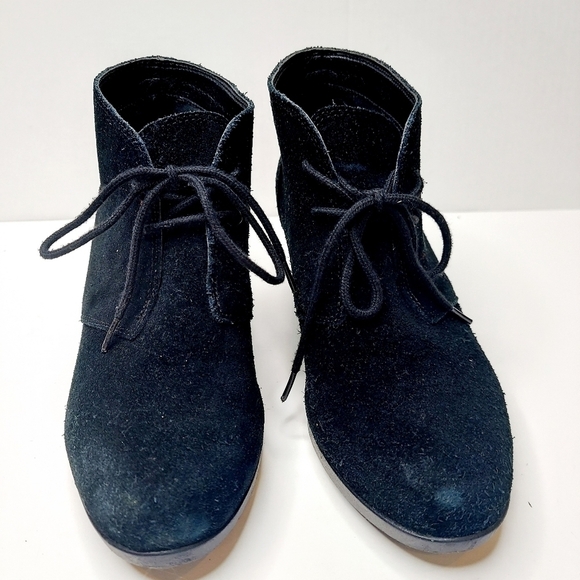CROCS Leigh Ankle Boots Black Suede Wedge Heel Lace Booties Womens Shoe Size 6.5 - Picture 5 of 15